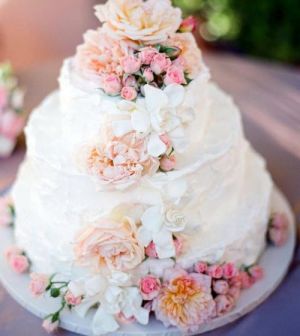 mylusciouslife.com -  floral cake lusciousness.jpg